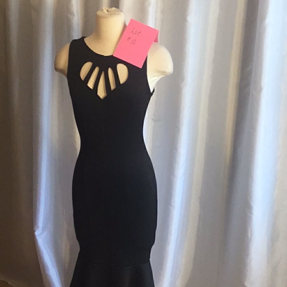 FITTED SLEEVELESS BLACK DRESS W/❤️ CUTOUT RFLD SKR